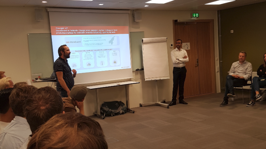 Lars Nistad og Amar Murtaza, forretningsutviklere i Storebrand, gir studentene en innføring i Storebrands virksomhet