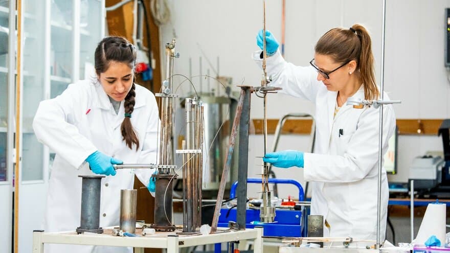 Researchers Sepideh Niazi and Heidi S. NygÃ¥rd working in the lab at NMBU