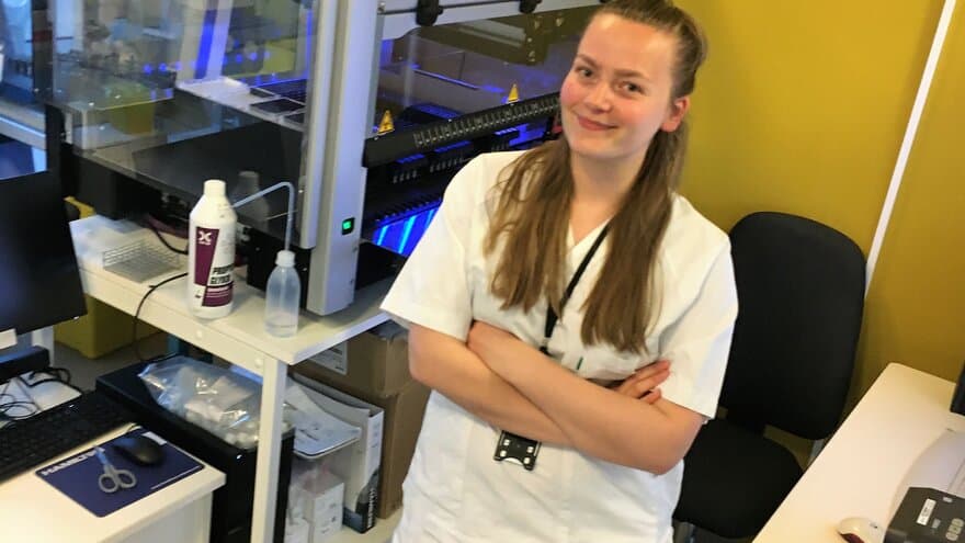 Kamilla Wiull har tatt permisjon fra doktorgraden ved NMBU for å hjelpe til med å analysere koronaprøver på Ahus. 