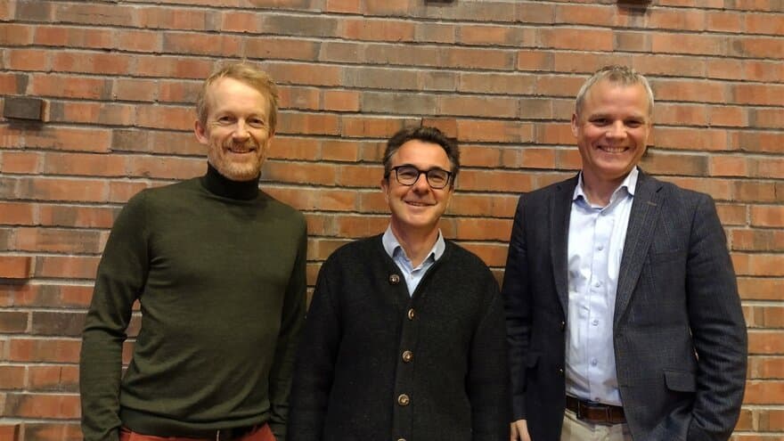 Finn-Arne Weltzien (prorektor for forsking og innovasjon), Klas H. Pettersen, (admin. dir. Norwegian Artificial Intelligence Research Consortium (NORA)) og Achim Kohler (leiar for Green Data Lab). 
