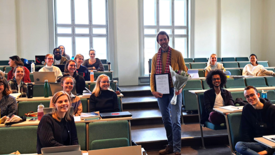 Semesterets beste underviser Lars Kåre Grimsby sammen med fornøyde studenter i emnet EDS104 “Environmental and Sustainability Science” ved Noragric, Fakultet for landskap og samfunn.