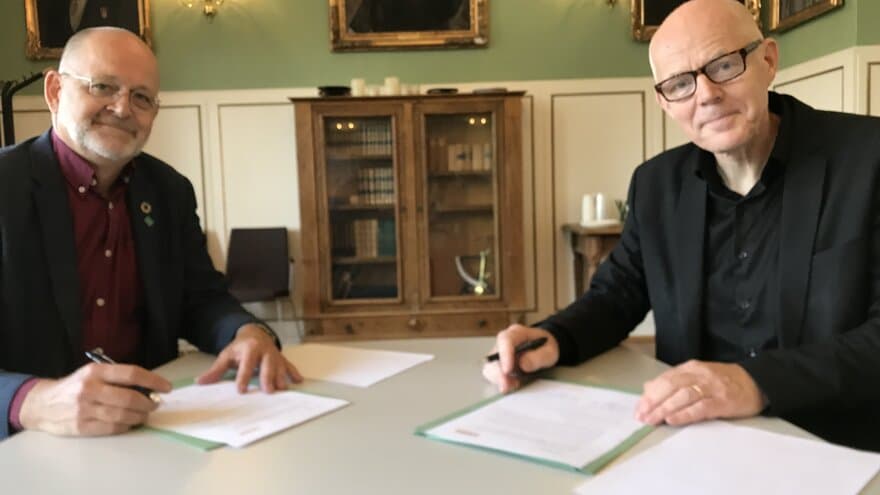 NMBU-rektor Sjur Baardsen og AHO-rektor Ole Gustavsen signerer samarbeidsavtalen mellom de to institusjonene. 