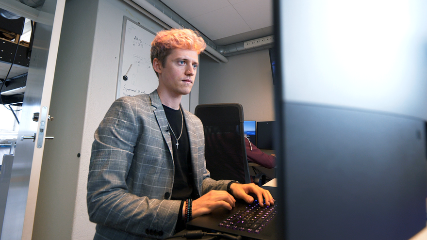STARTER SIN EGEN BEDRIFT: Datavitenskap-student Kristian Kramås og en kamerat er i ferd med å gjøre om et prosjekt de har utviklet på Eik Idéverksted til eget selskap.