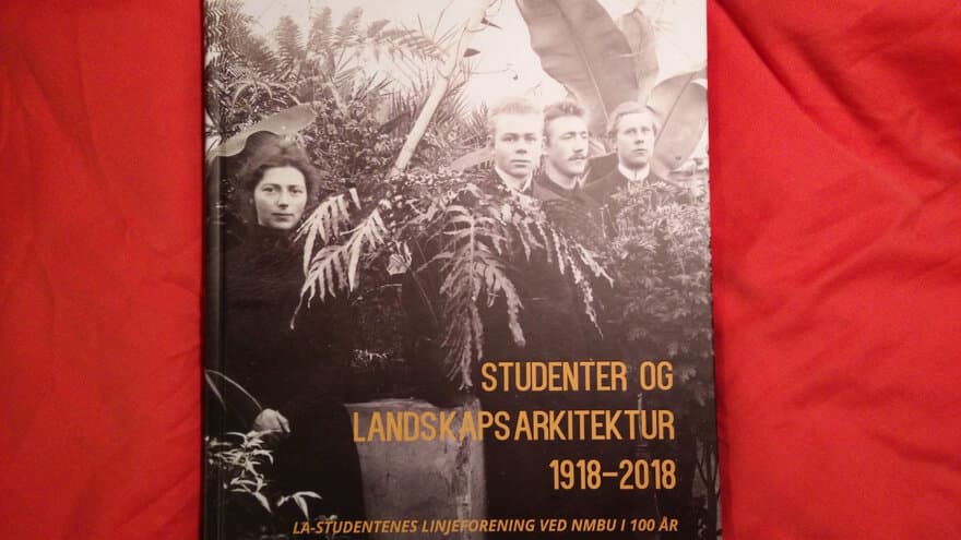 I boken forteller forfatterne om landskapsarkitektstudentenes 100-årige historie på Ås. Utgiveren Terra Forma er studentenes linjeforening.