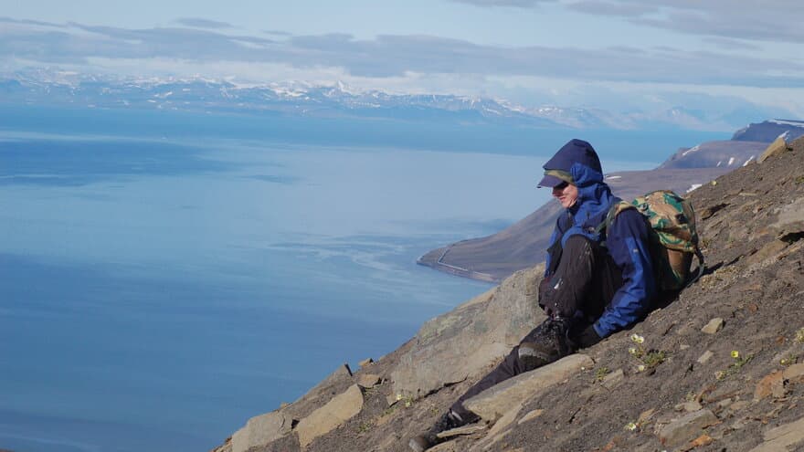 Jessica Wells Abbott på vei opp fjellet Vesuv på Svalbard. 