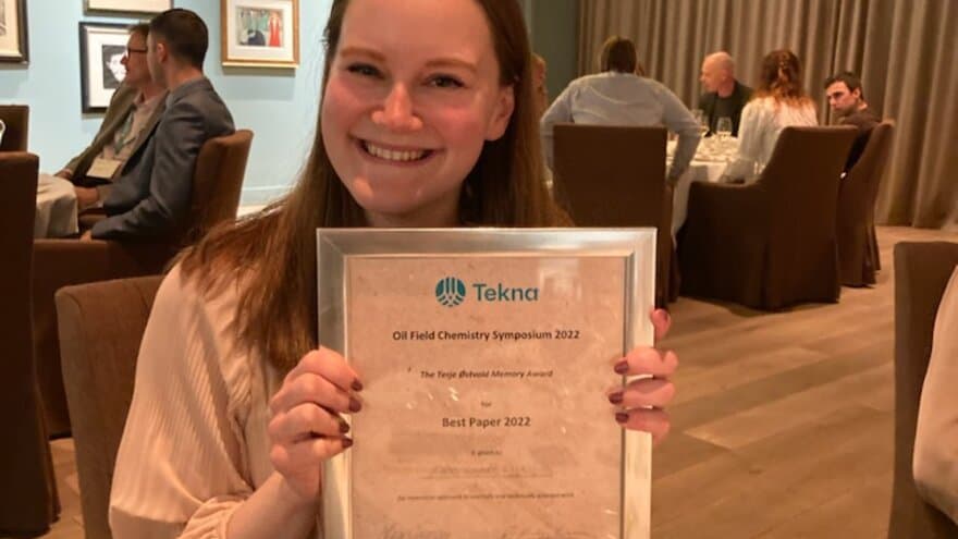 Stipendiat på NMBU, Elise Lunde Gjelsvik, mottok pris for beste paper 2022 på Tekna Oil Field Chemistry Symposium.