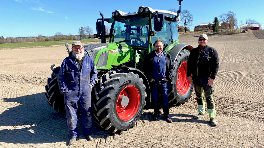 Svend Anton Pung, Jan Roger Torp Sørby og Vegard Hjerpaasen foran SKPs nye traktor.