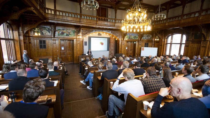 Full festsal da Handelshøyskolen arrangerte seminar om bærekraft i finans 23.01.2020.
             