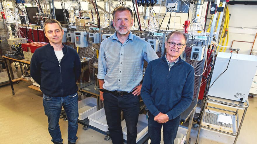 Svein Jarle Horn (fra venstre), Roald Aasen og John Morken forsker på biogass og samarbeider om biogasslaboratoriet på tvers av forskningsinstitusjoner og fakulteter.