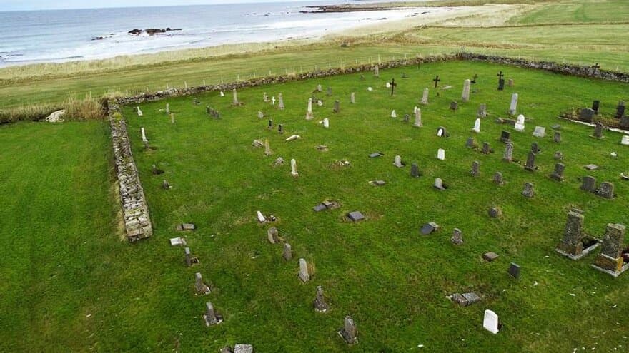 Sheep were blamed when around twenty tombstones toppled in Haugen Cemetery in Vesterålen in 2018. Researchers from NMBU now suggest introducing provisions in the law detailing how much weight a tombstone should be able to withstand before falling. 