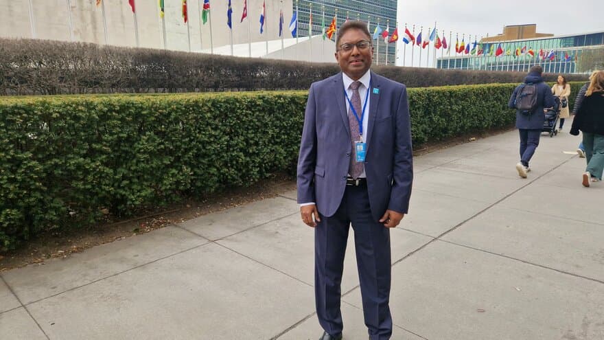 Harsha Ratnaweera, professor i vannteknologi ved NMBU, foran FNs hovedkvarter i New York i forbindelse med FNs vannkonferanse i mars 2023.