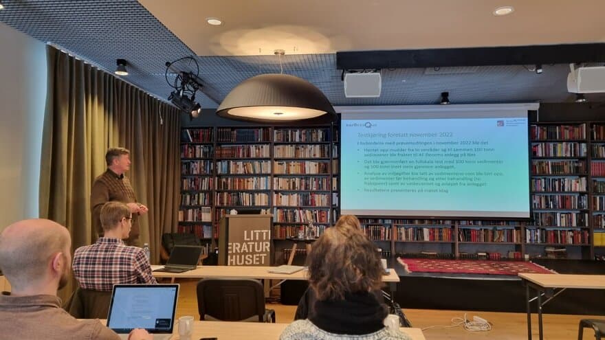 Ole Jørgen Hanssen fra NORSUS presenterer resultater på Litteraturhuset i Fredrikstad.