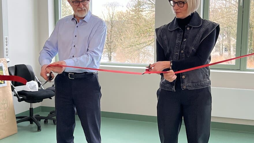 Tidligere instituttleder Odd Arne Rognli og instituttleder Siri Fjellheim fikk æren av å klippe snoren da Plantefagsfløyen ble åpnet.