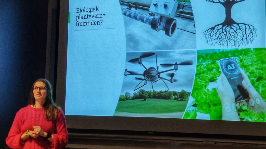 Silje Stenstad Nilsen fra Biologisk holder foredrag om biologisk plantevern
