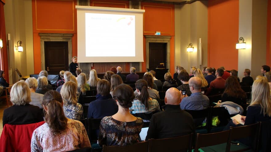 Guro Berge Smedshaug fra Helsedirektoratet holder innlegg på sluttseminaret til forskningsprosjektet Sunnere storfekjøtt. 