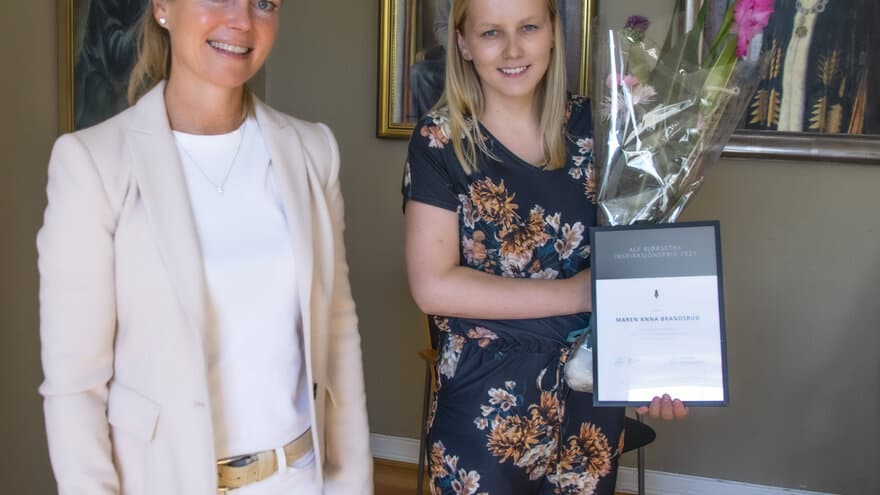 Maren Anna, the jury concluded that your work is superior when it comes to theoretical level, it is original, and of great relevance within both renewable energy and biosciences. I congratulate you with the Alf Bjørseth Inspiration Award 2021, said Tone-B
