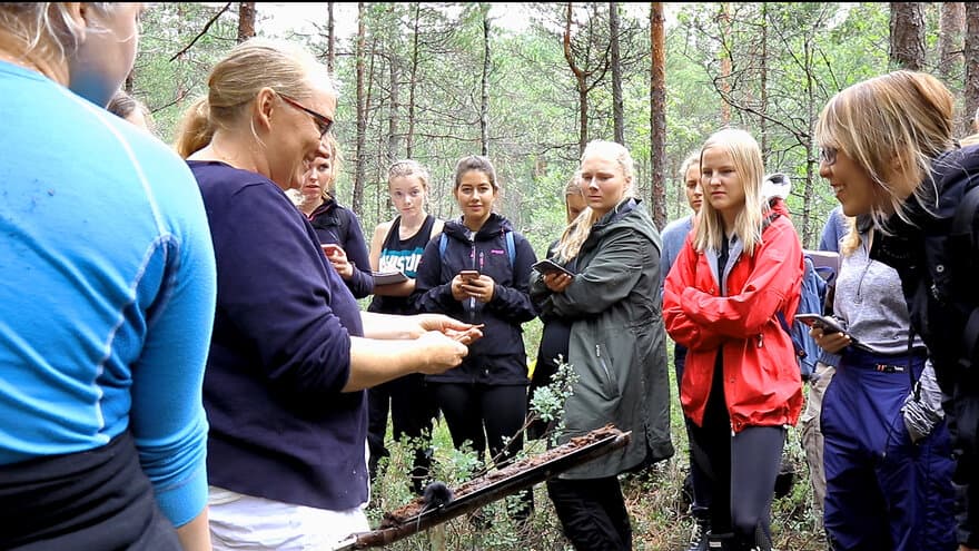 Stipendiat Camilla Lorange Lindberg viser studentene hva som ligger begravet langt nede i myra.