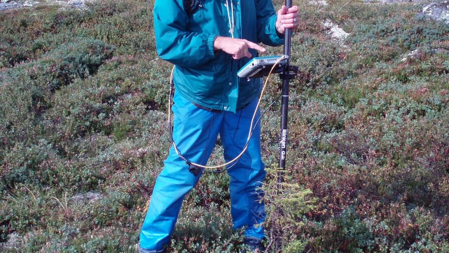  Dr. Ross Nelson fra NASA's Goddard Space Flight Center foretar måling og posisjonering av lite grantre nær den alpine tregrense i Rollag kommune ved etablering av en lang tidsserie i 2006.