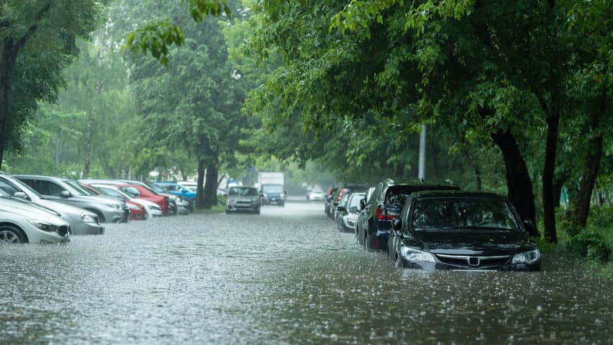 Biler i oversvømt bygate etter kraftig regn
