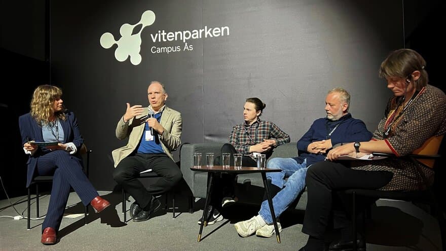 Panelsamtale under Nettverkskonferansen. F.v Astrid Tonette Sinnes (NMBU), Bjørn Lau (UiO), Jens Bartnes (NMBU), Kristian Solaas (UiA) og Siri Hallstrøm Eriksen (NMBU)