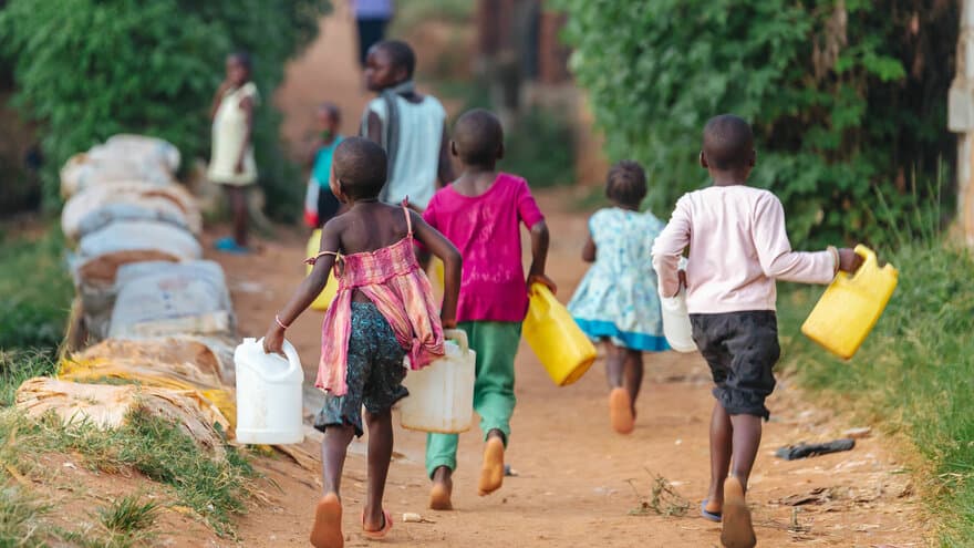 Barn som bærer vannkanner, Uganda. 