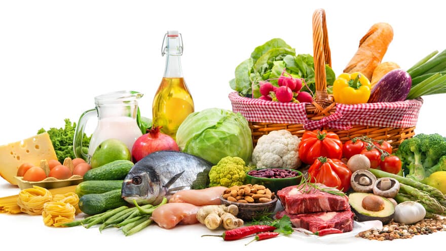 Birger Svihus anbefaler et variert kosthold med mye grønnsaker, egg, fisk og melk for å få i seg nok vitaminer. 
