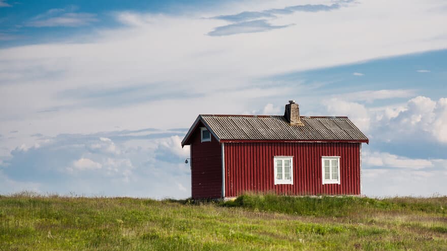 Det er en stund siden de fleste hyttene i Norge så slik ut. Men forestillingen om det miljøvennlige hyttelivet lever likevel videre for mange av oss.