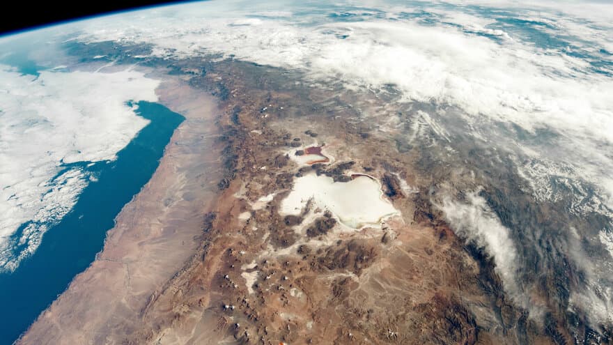 NASA, showing a view from space of the High Andean mountains in Latin America, which holds the largest lithium reserves in the world.