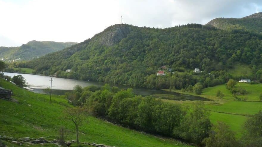 Det vakre Jordalsvatnet i Bergen er drikkevannskilde for nesten 50 000 innbyggere. Foto: Gunnhild Riise.