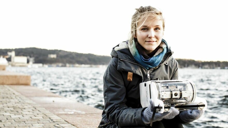 Christine Spiten, tidligere mastergrad-student ved NMBU. Bildet er tatt på Tjuvholmen i Oslo. På bildet holder hun den fjernstyrte undervannsroboten OpenROV.