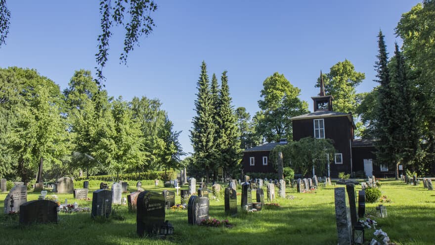 Det er mye historie og kultur som kan leses ut i fra gravplassene i Norge, som ikke er synlig ved første øyekast for alle. Landskapsarkitekt og forsker Kirsten Lunde vil gi deg et større innblikk i vandringen på Gamlebyen gravlund 20. august 2019. 