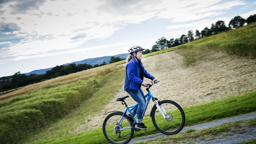 Ofte sett på sykkel. Pia Heltoft sykler ofte langs Mjøsa. I Forsker grand prix kaller hun seg potetforsker. 