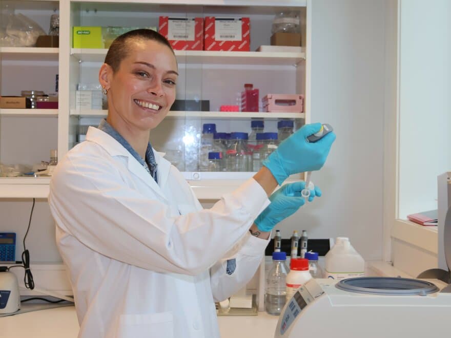 Line Lieblein Røsæg på laboratoriet hvor hun har gjort mye av det praktiske arbeidet i doktorgraden.