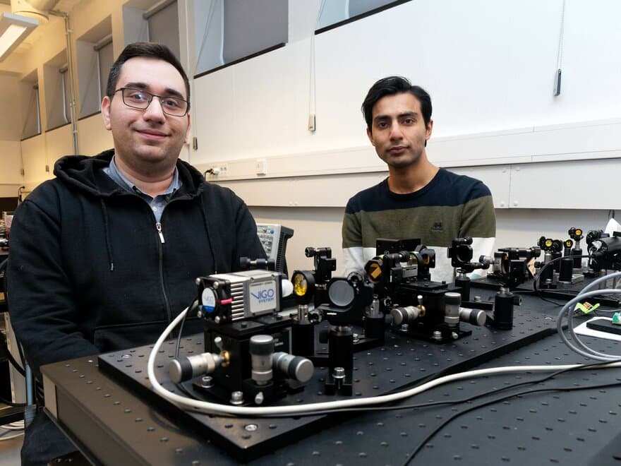 To mannlige forskere foran instrumenter for infrarød spektroskopi