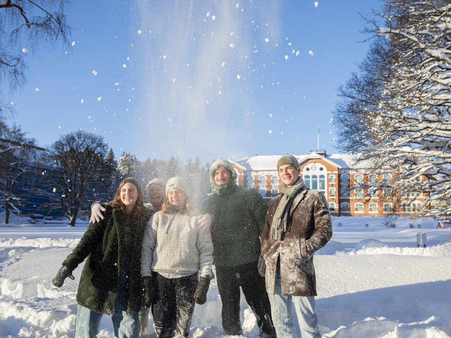 Fotografert januar 2024. Studentambassadører fotografert en solfylt vinterdag på campus Ås, ved Storplenen og Meierikrysset. 