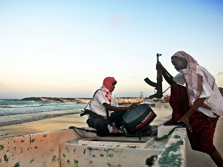 Moderne pirater på stranda i Adenbukta, Somalia.