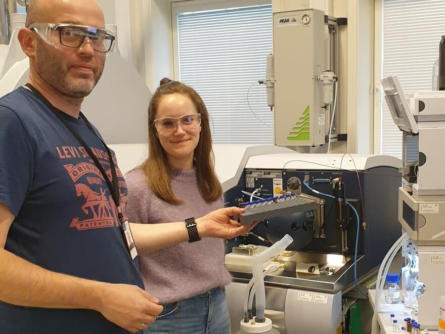 Elise Lunde Gjelsvik har skrevet doktorgrad ved NMBU om ny forståelse av gasshydratfenomener og naturlige inhibitorer i råoljesystemer gjennom massespektrometri og maskinlæring. Her sammen med SINTEF-forsker Anders Brunsvik.