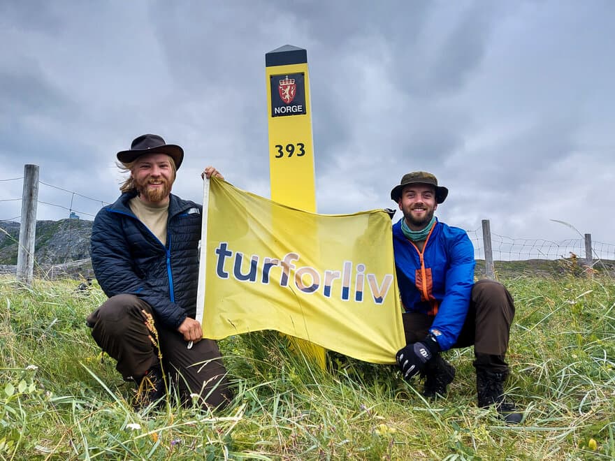 Linas Hauge (t.v.) og Aksel Njaa ved mål etter å ha gått hele den norsk-russiske grensa fra nord til sør i 2021.