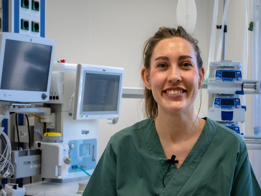 Sofie Tellefsen Holm har tatt videreutdanning innen anestesi og analgesi, og jobber som anestesidyrepleier ved Dyresykehuset – smådyr.