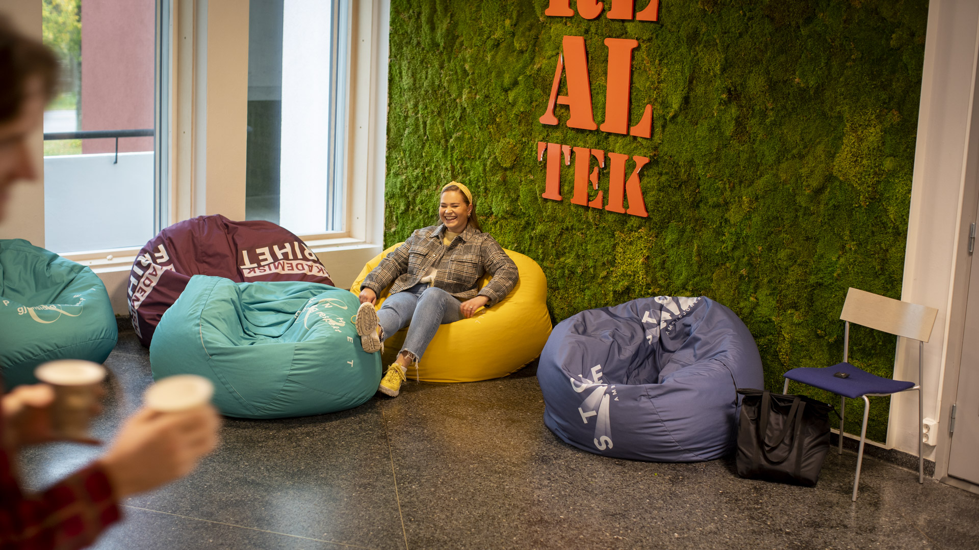 Sigrid sitter på realtek i en gul sakkosekk.
Foto av Jens Emil Asp