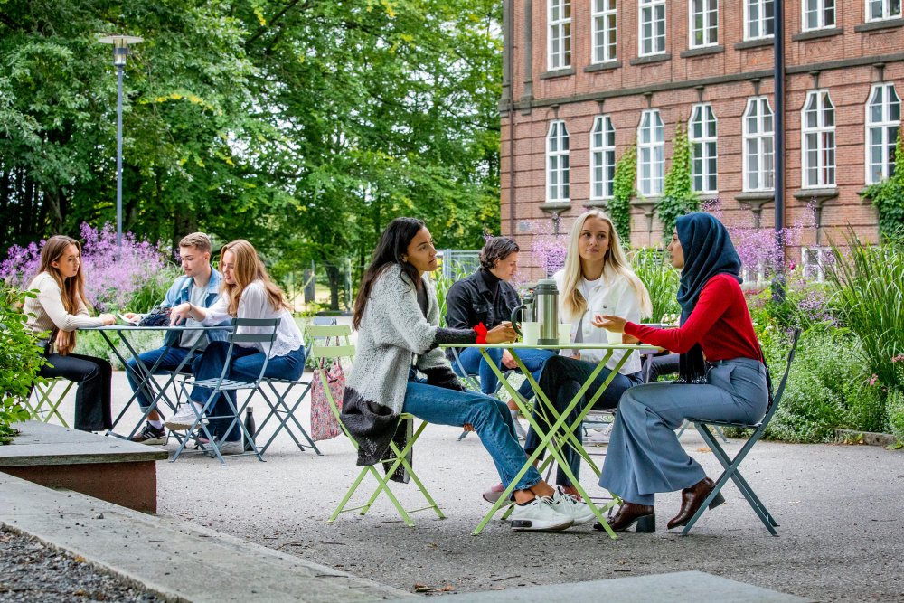 Studenter utenfor Tårnbygningen