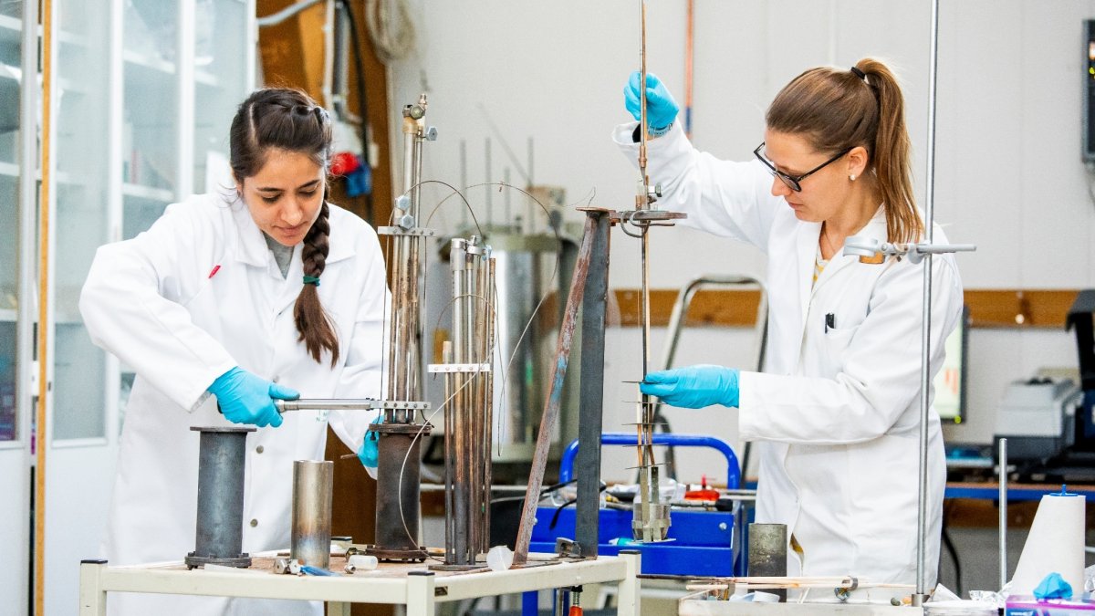 Researchers Sepideh Niazi and Heidi S. Nygård working in the lab at NMBU